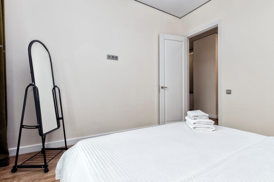 Bed, Bedroom, towels