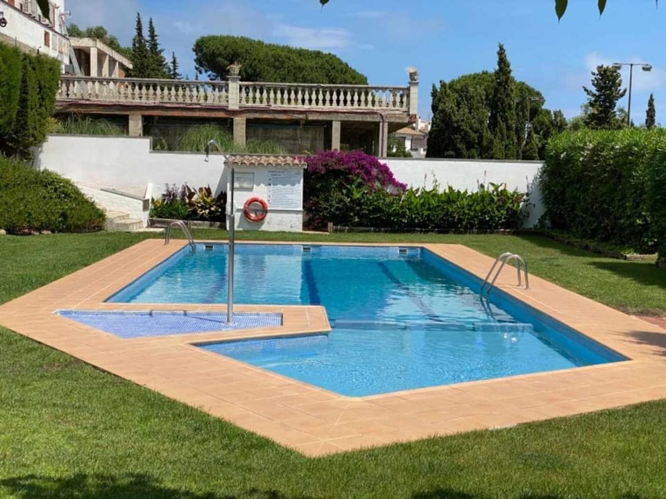 Casa Blanca 42 – Piscina, BBQ y Wifi (5 pax) Vacation rental in Selva