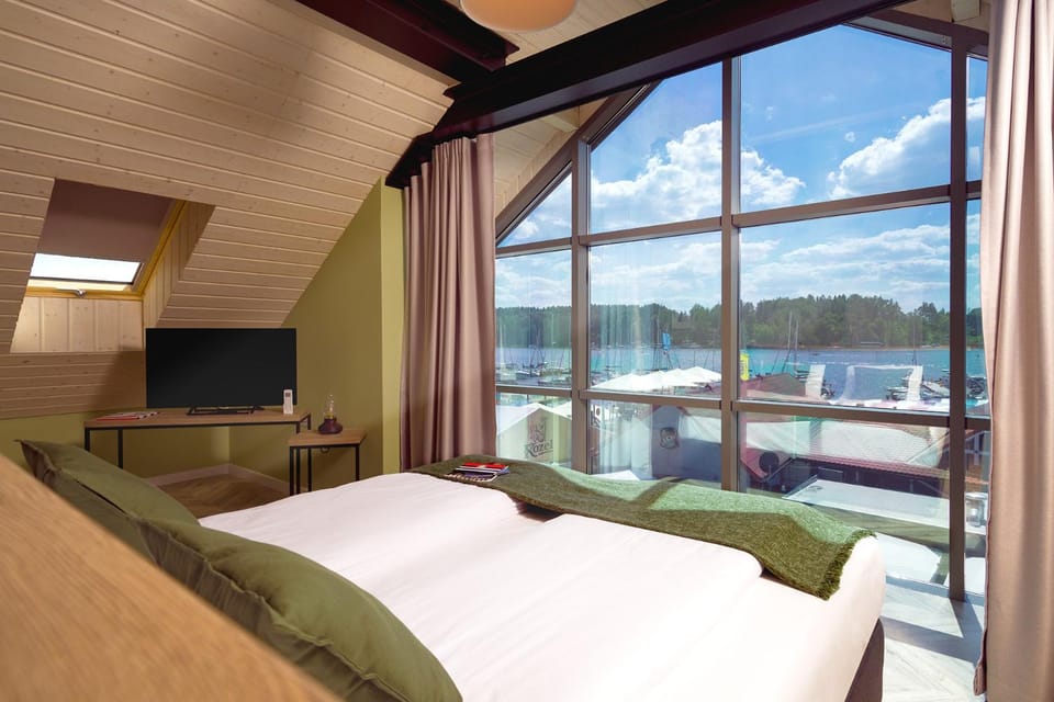 Bedroom, Lake view