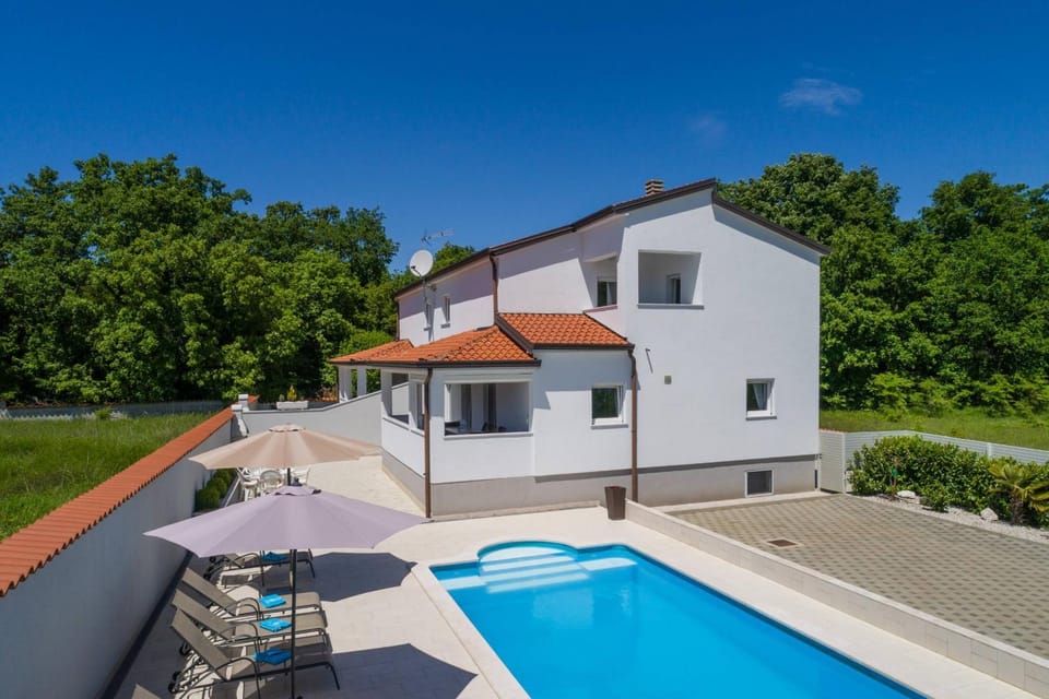 Property building, Pool view, Swimming pool, Parking