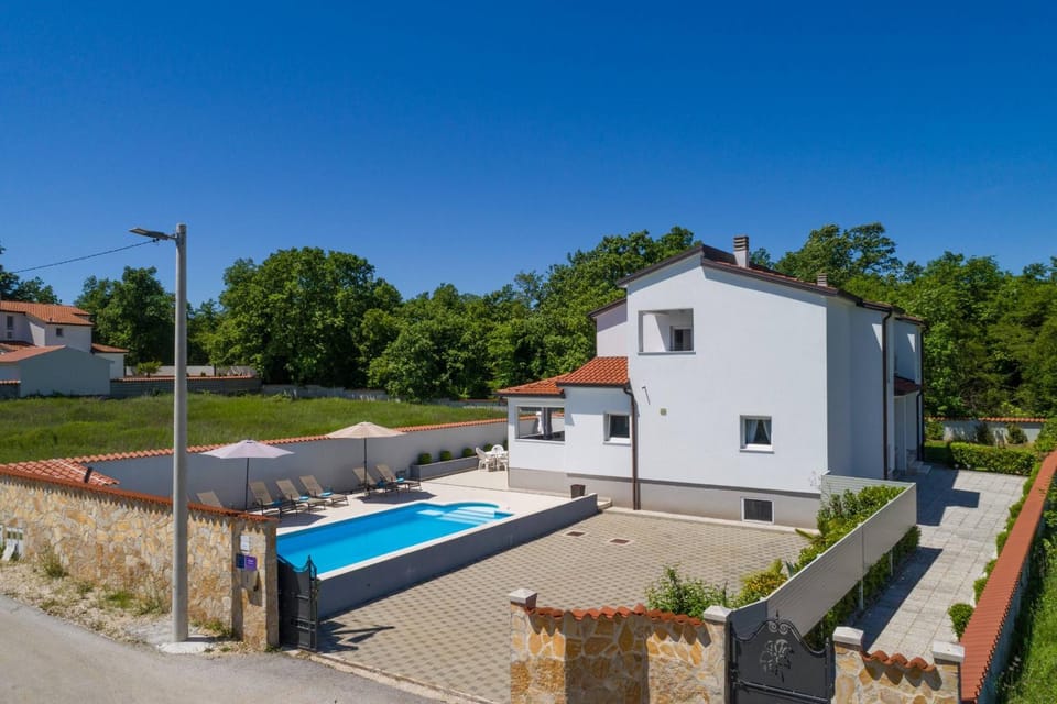 Property building, Pool view, Swimming pool, Parking