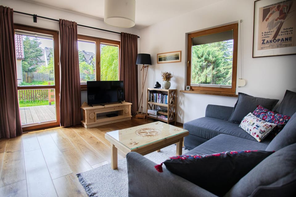 Library, TV and multimedia, Living room, Seating area, Evening entertainment, Garden view