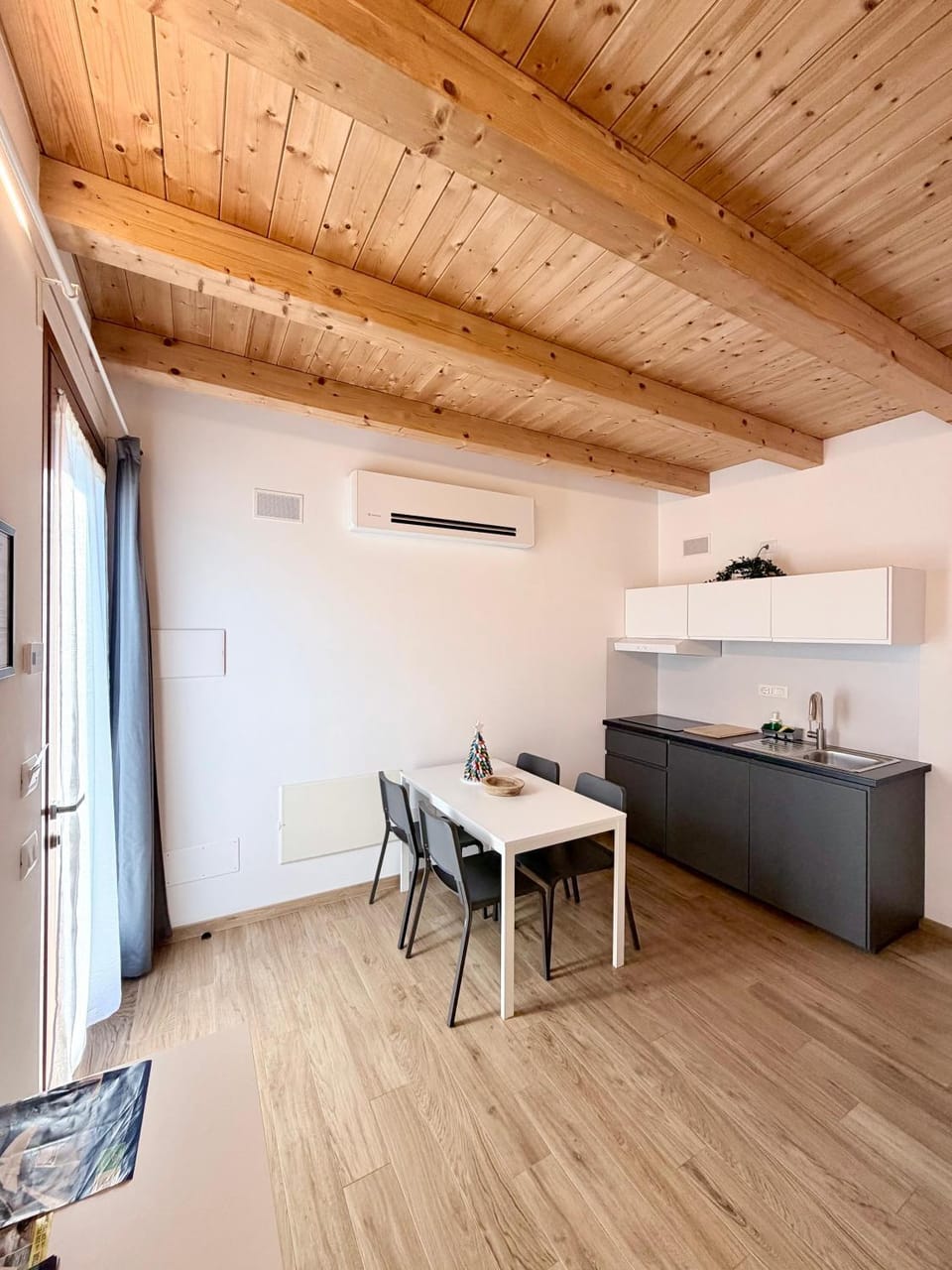 Kitchen or kitchenette, Dining area, air conditioner