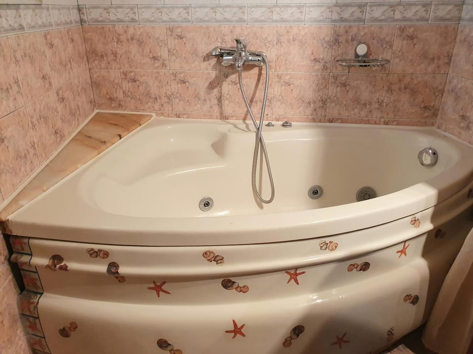 Hot Tub, Bath