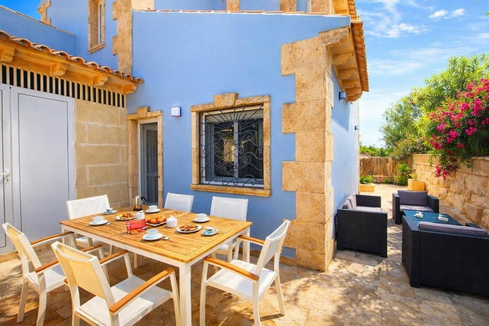 Patio, Day, Dining area