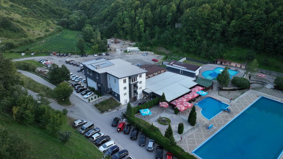 Property building, Neighbourhood, Natural landscape, Bird's eye view, Pool view, Swimming pool, Parking