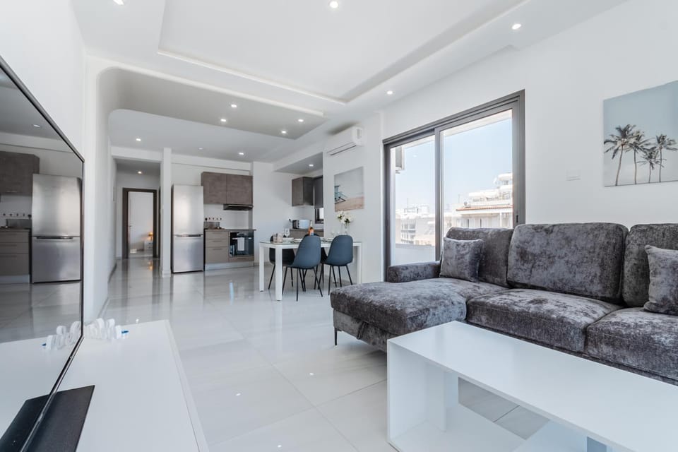 TV and multimedia, Kitchen or kitchenette, Living room, Seating area, Dining area