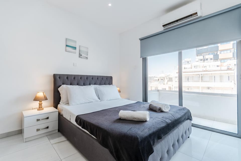 Bed, Balcony/Terrace, Bedroom, towels, air conditioner