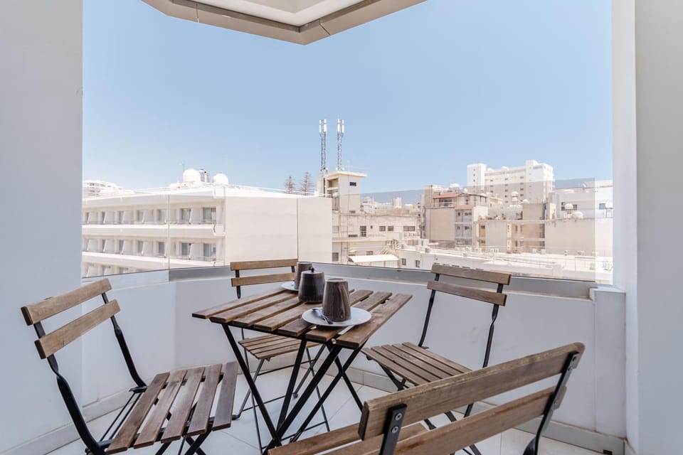 Patio, Day, View (from property/room), Balcony/Terrace, Seating area, City view