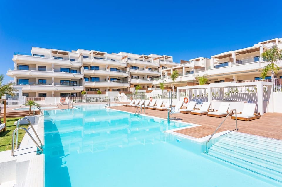 Property building, Swimming pool, sunbed