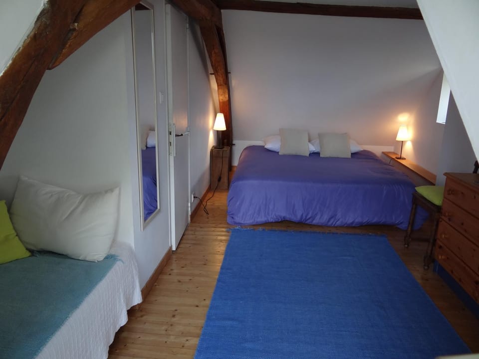 Photo of the whole room, Bedroom