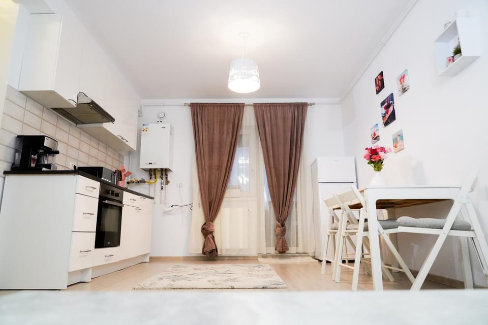 Kitchen or kitchenette, Dining area, oven, stove