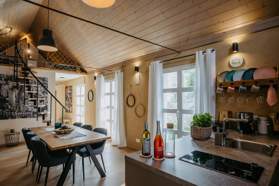 Coffee/tea facilities, Kitchen or kitchenette, Dining area