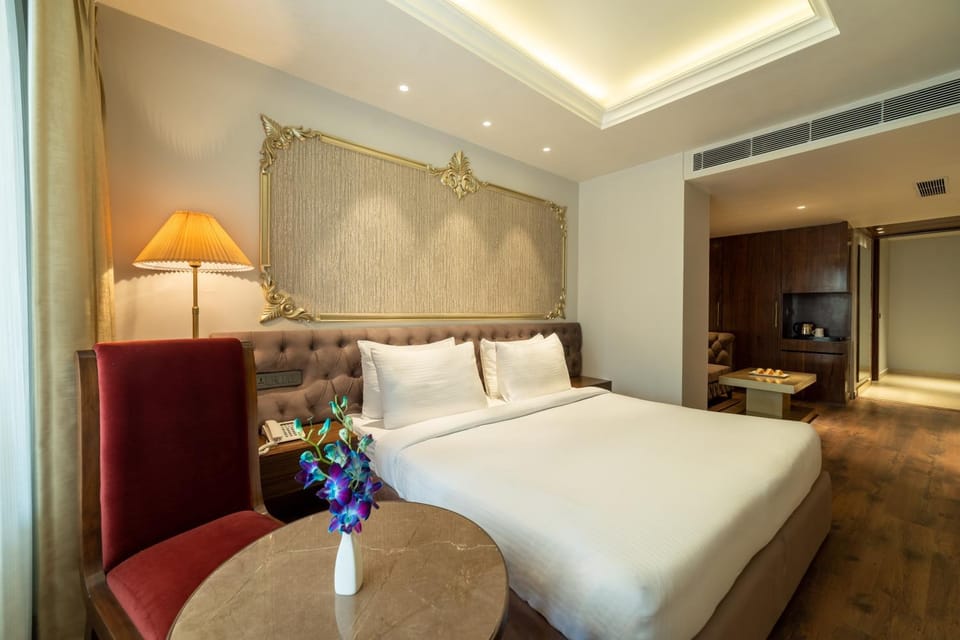 Bed, TV and multimedia, Living room, Photo of the whole room, Seating area, Bedroom