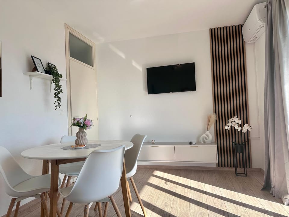 TV and multimedia, Living room, Seating area, Dining area