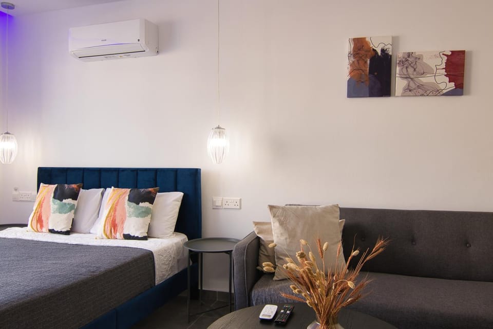 Bed, Photo of the whole room, Seating area, air conditioner
