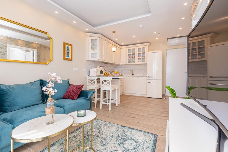 Kitchen or kitchenette, Living room, Seating area, Dining area