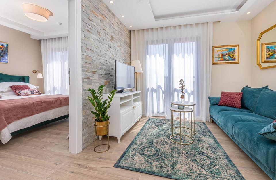 TV and multimedia, Living room, Seating area, Bedroom