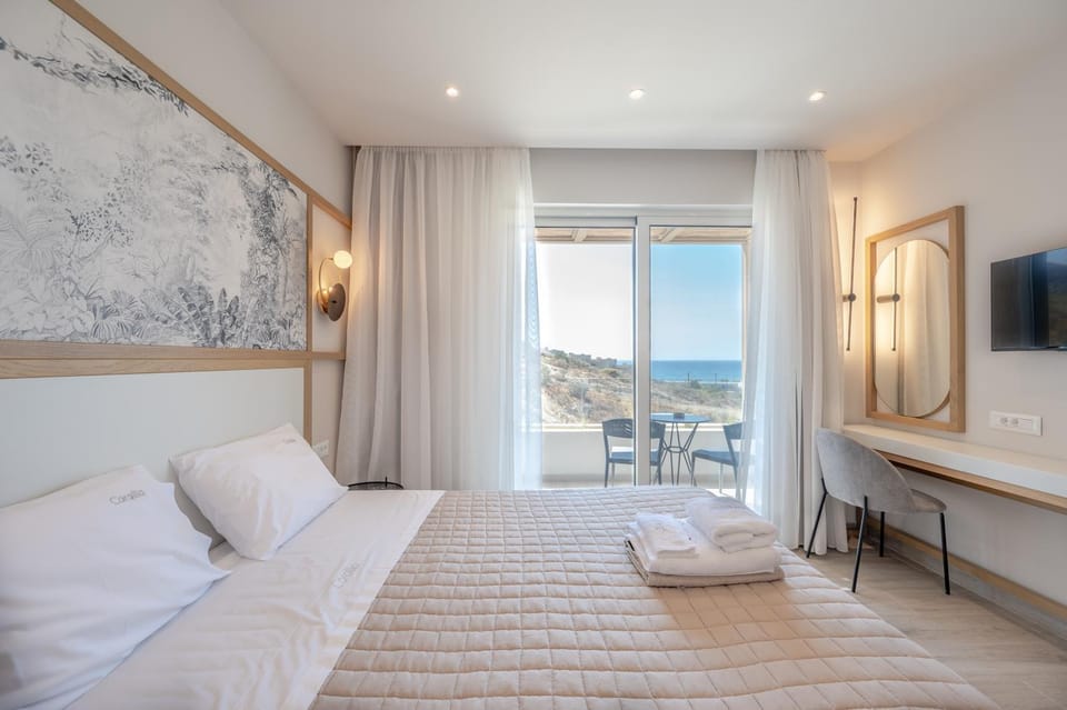 Bed, TV and multimedia, View (from property/room), Photo of the whole room, Bedroom, towels