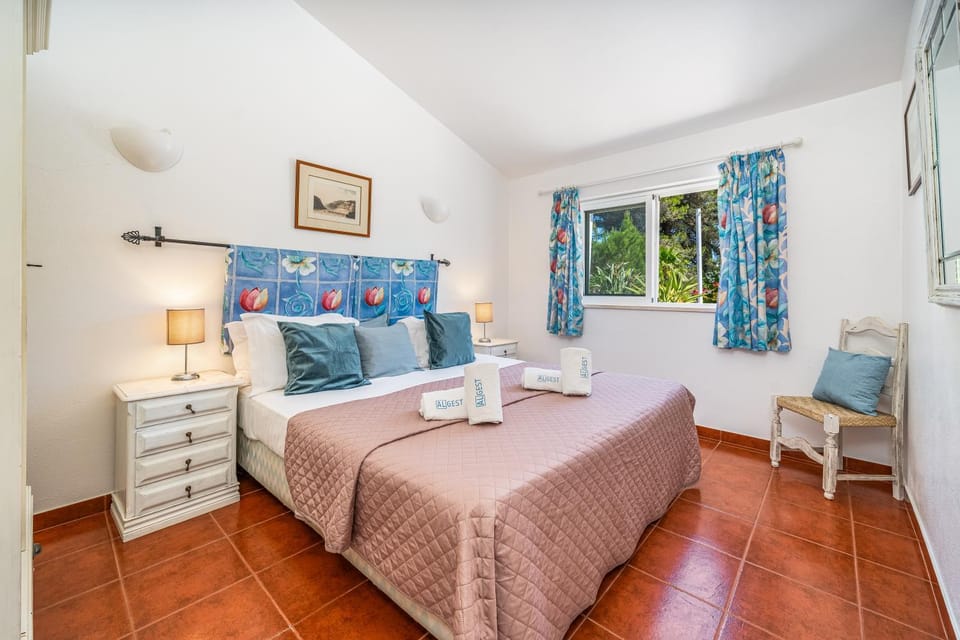 Bed, Photo of the whole room, Decorative detail, Bedroom, Guests, Garden view, internet, towels, air conditioner