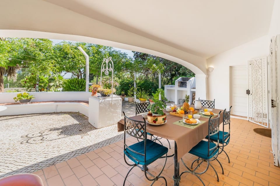 Patio, Garden, View (from property/room), Balcony/Terrace, Food and drinks, Seating area, Dining area, Garden view, internet