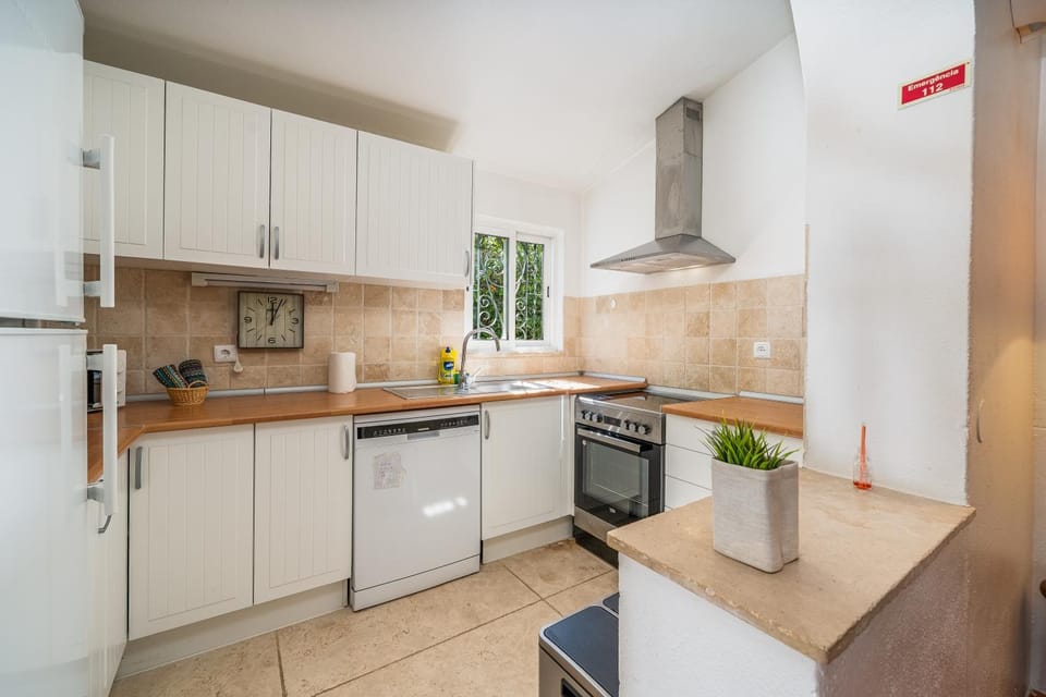 Coffee/tea facilities, Kitchen or kitchenette, Decorative detail, Guests, Garden view, dishwasher, internet, microwave, oven, stove, toaster