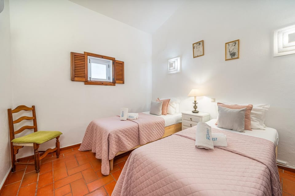 Bed, Photo of the whole room, Decorative detail, Bedroom, Guests, internet, towels, air conditioner