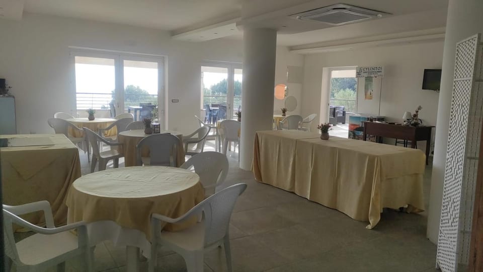 Communal lounge/ TV room, Breakfast