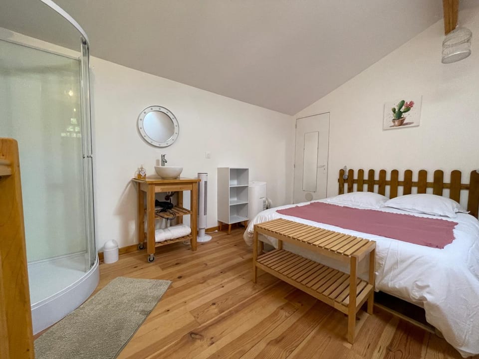 Bed, Photo of the whole room, Bedroom
