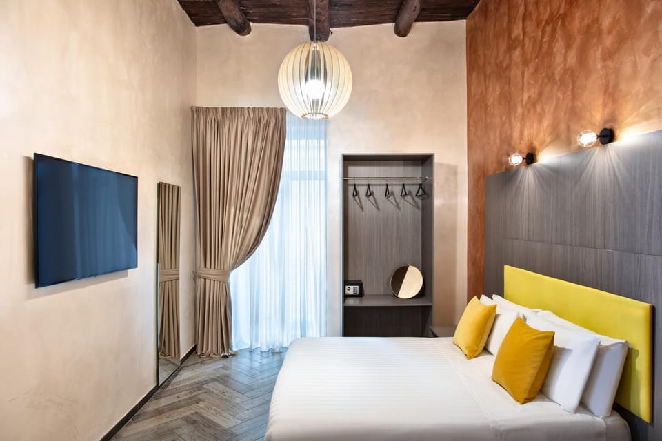 Bed, TV and multimedia, Photo of the whole room, Bedroom