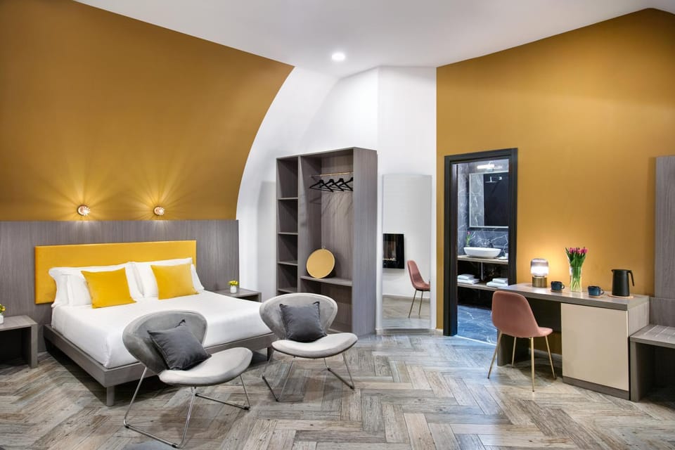 Bed, Photo of the whole room, Seating area, Bedroom