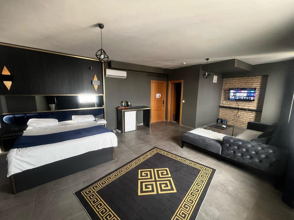 Bed, Photo of the whole room, Seating area