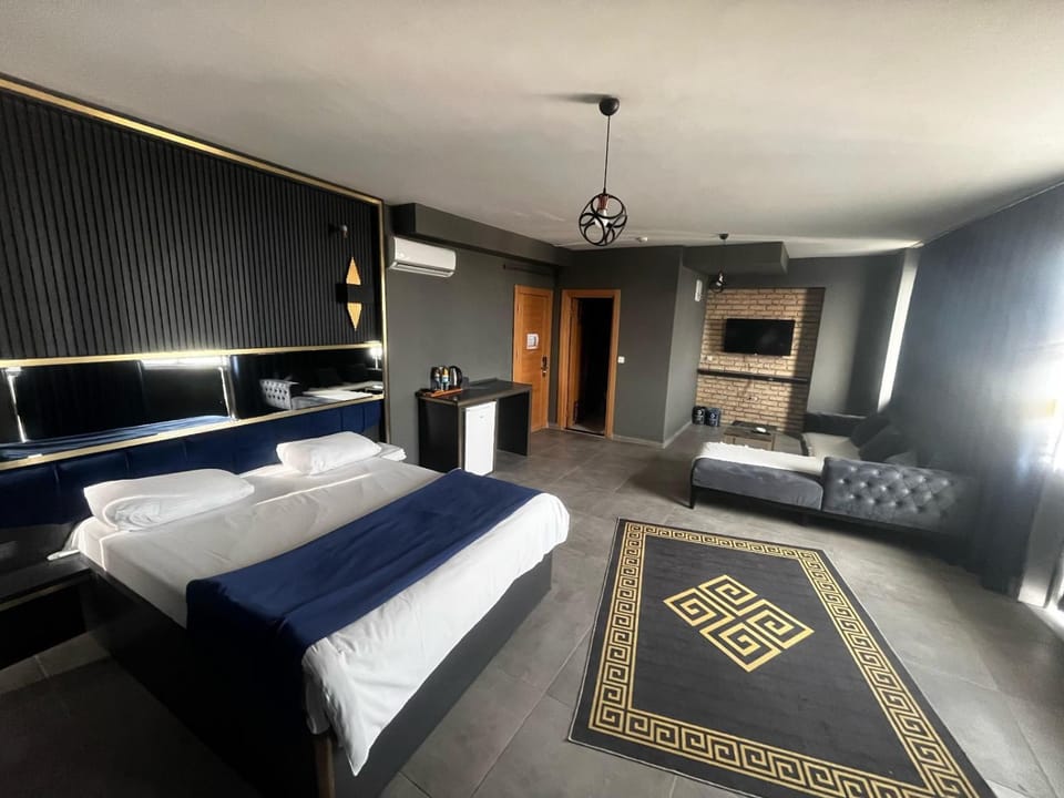 Bed, Photo of the whole room, Seating area