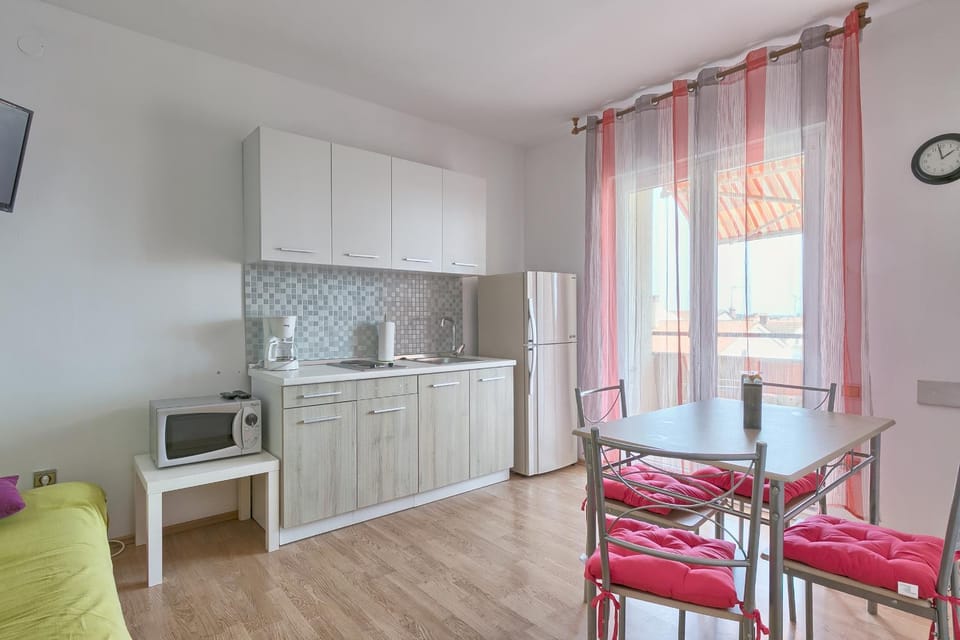 Coffee/tea facilities, Kitchen or kitchenette, Dining area