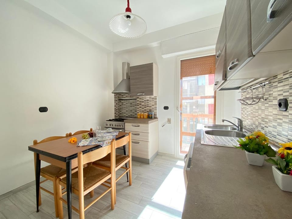 Kitchen or kitchenette, Dining area, stove