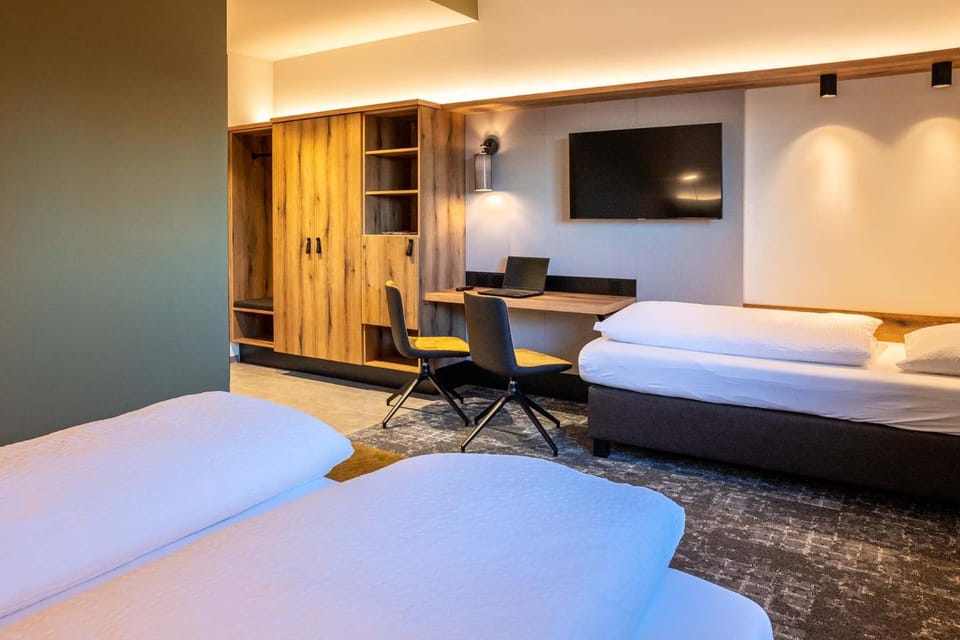 Bed, TV and multimedia, Photo of the whole room, Bedroom, hair dresser