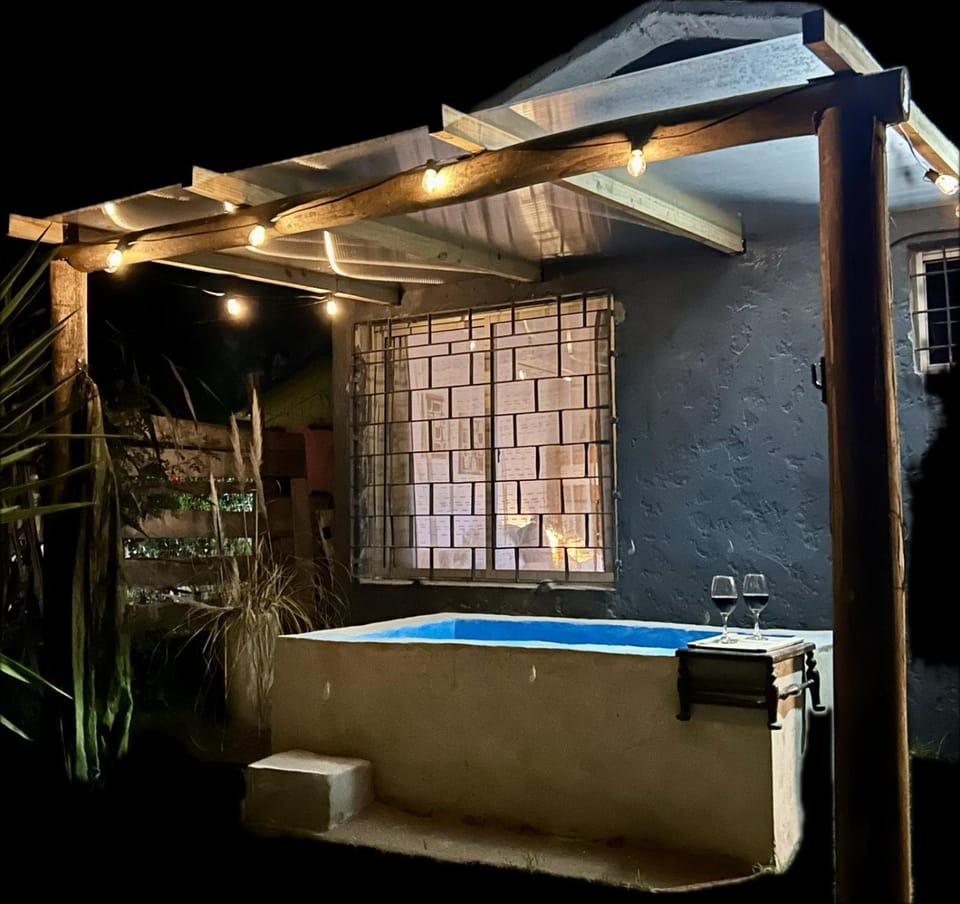 Escapada romántica con piscina y estufa a leña en Cuchilla Alta House in Canelones Department, Uruguay