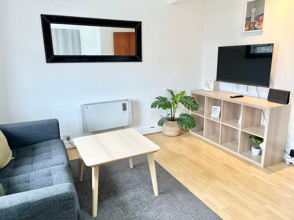 No2326 Tree-Hole Apartment in London Borough of Ealing