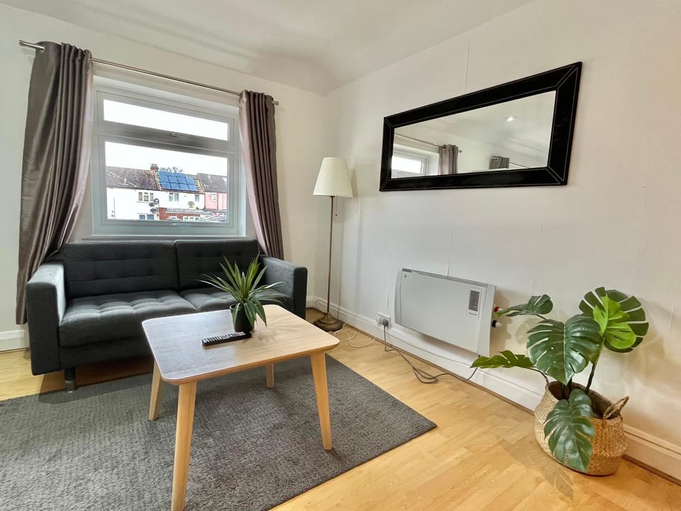 No2326 Tree-Hole Apartment in London Borough of Ealing