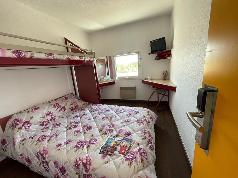 Bed, Photo of the whole room, Bedroom, bunk bed