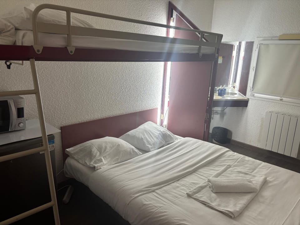 Bed, Bedroom, bunk bed, towels