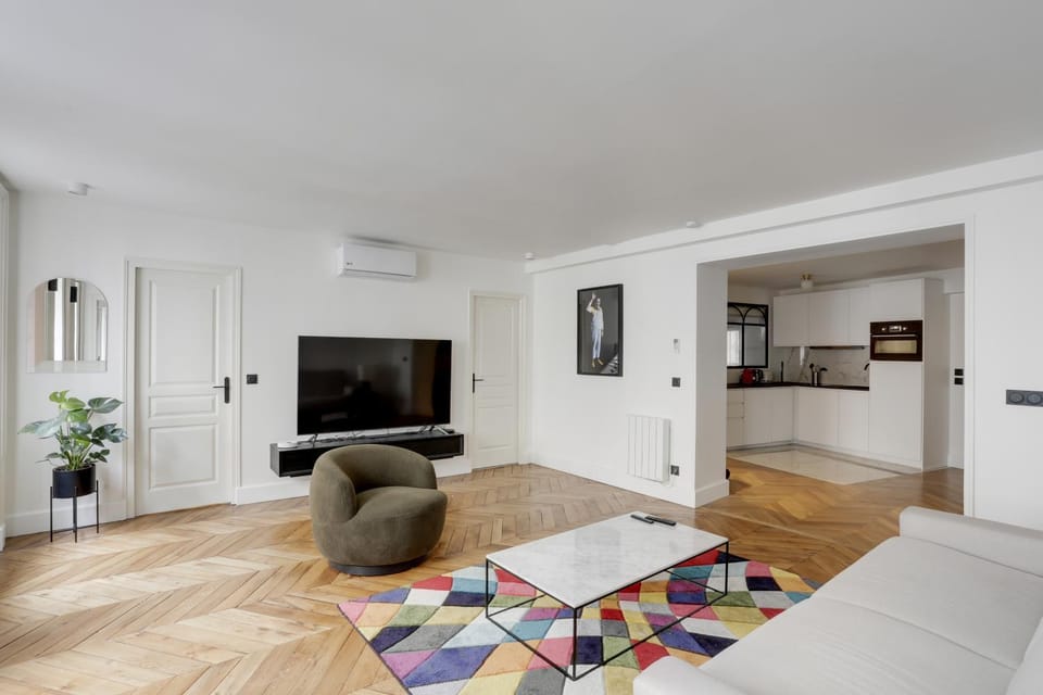 Communal lounge/ TV room, TV and multimedia, Kitchen or kitchenette, Living room, Seating area, minibar, air conditioner