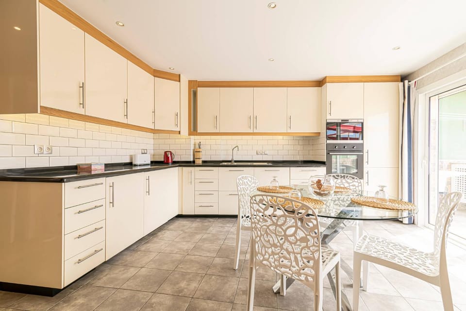 Kitchen or kitchenette, Dining area, locker, minibar, pet friendly, toaster