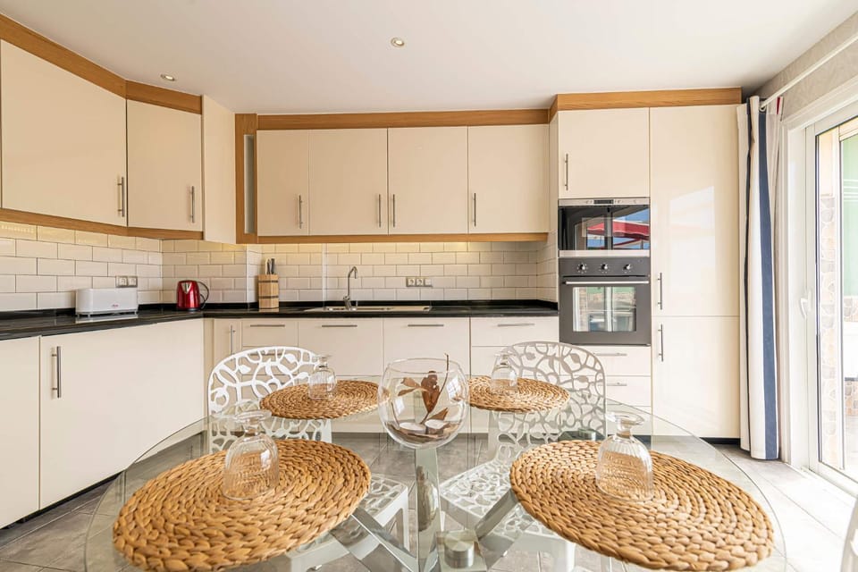 Kitchen or kitchenette, Living room, Seating area, Dining area, dishwasher, minibar, pet friendly, toaster, washing machine, kitchen, air conditioner
