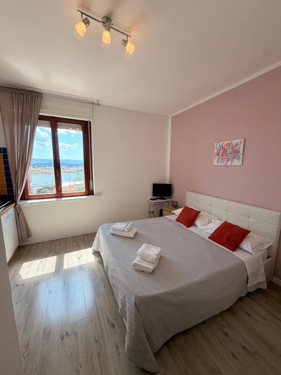 Bed, TV and multimedia, Photo of the whole room, Bedroom, towels