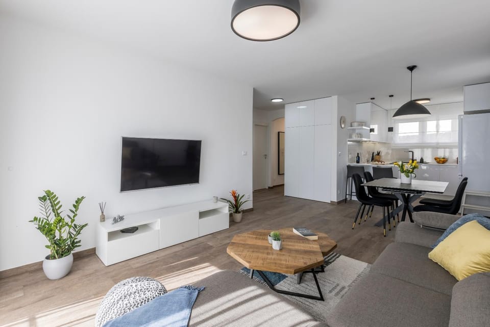 TV and multimedia, Living room, Seating area, Dining area
