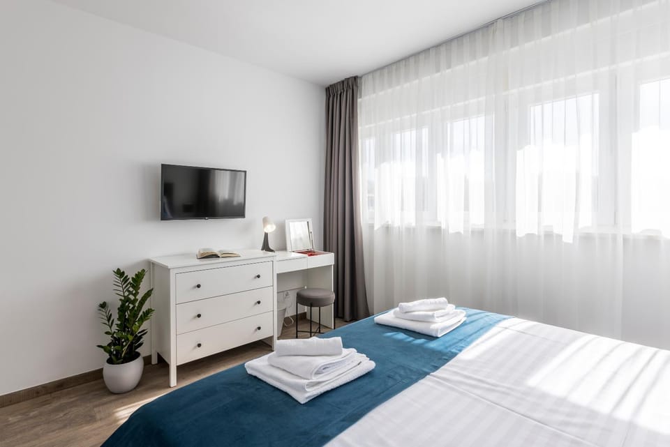 Bed, TV and multimedia, Bedroom