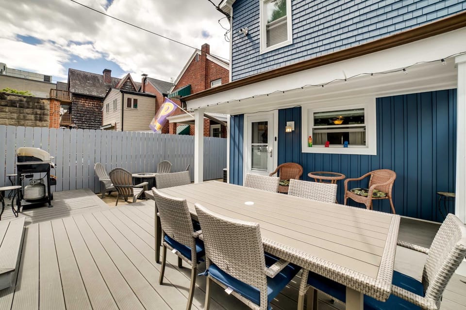 Walk to Walnut St Shadyside House with Deck House in Shadyside