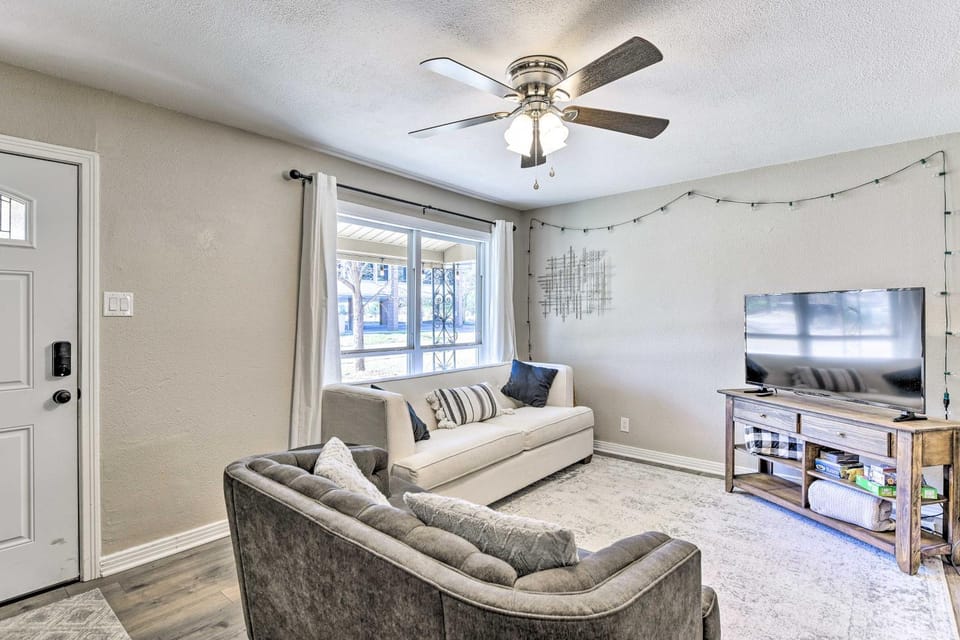 1 Mi to AT&T Stadium: Downtown Arlington Home House in Arlington