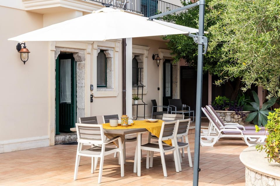 Property building, Balcony/Terrace, Dining area